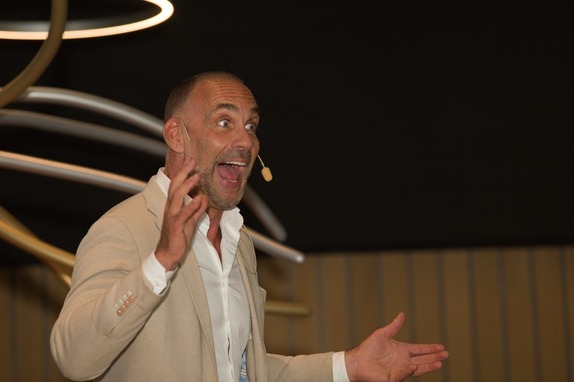 Image 7: Comedian on stage